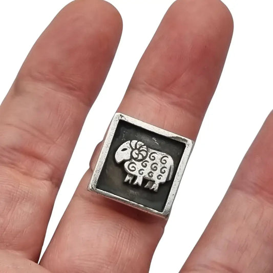 Anillo vintage Puig Doria en plata 925 diseño cuadrado con carnero Joyas España
