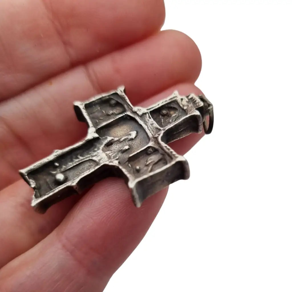 Antigua cruz de plata maciza con escenas religiosas en relieve. - LaBizarreSusu