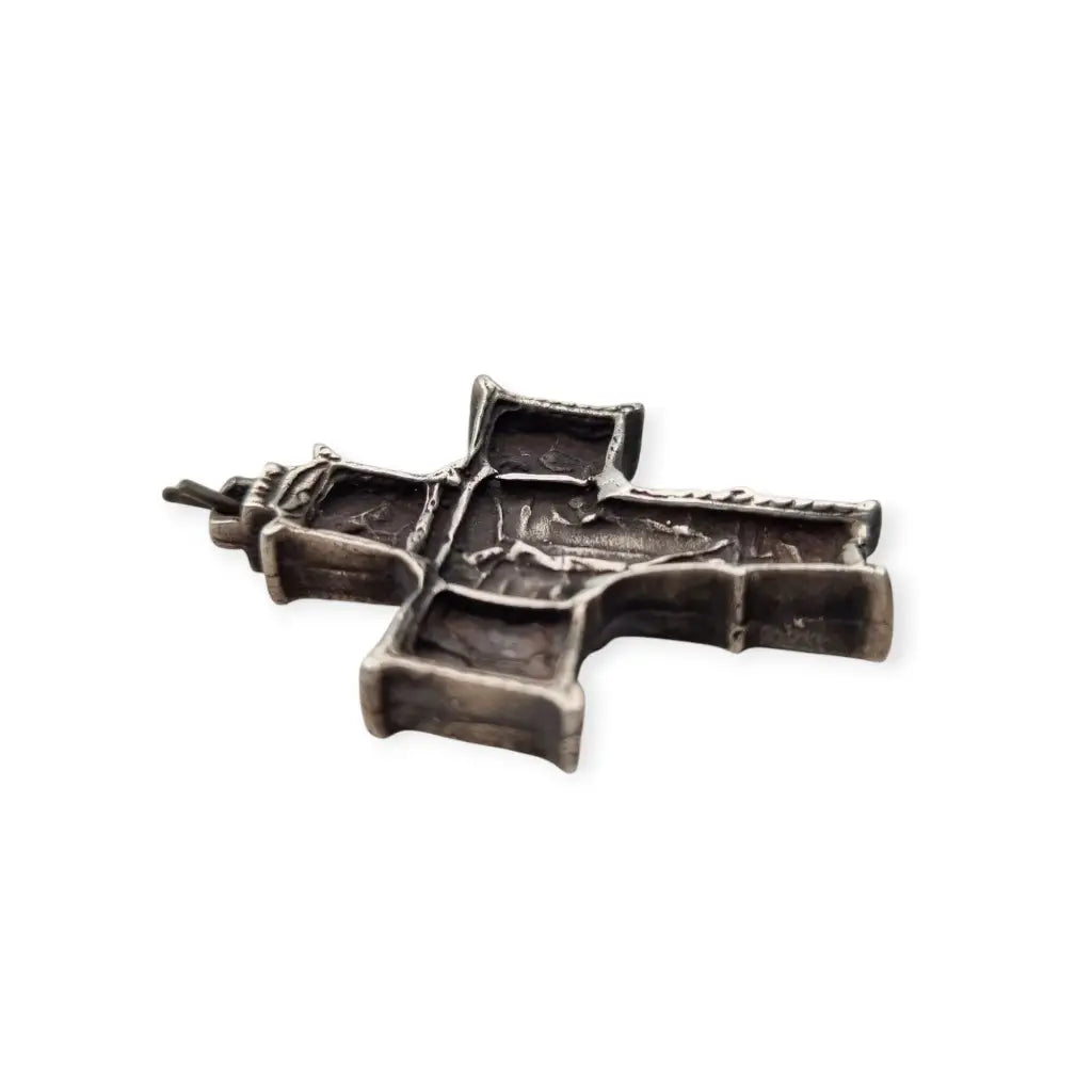Antigua cruz de plata maciza con escenas religiosas en relieve. - LaBizarreSusu