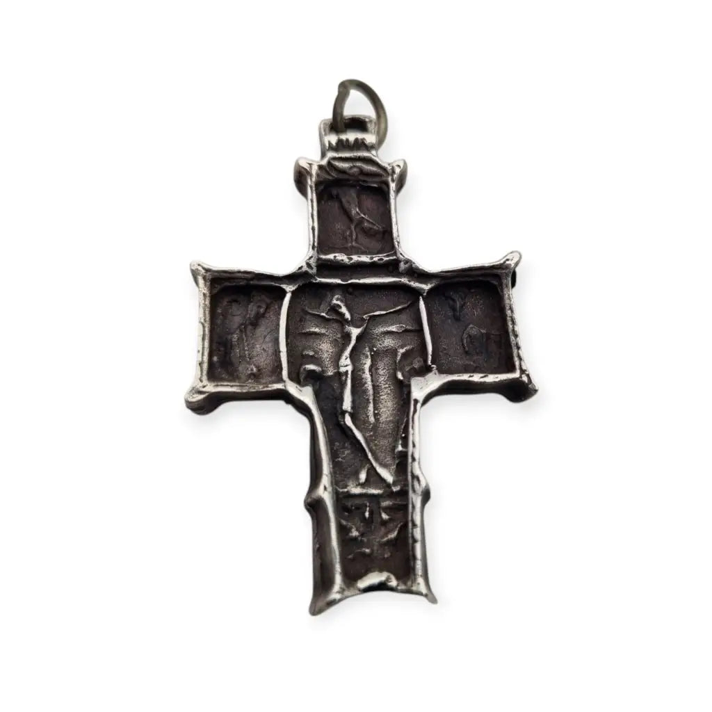 Antigua cruz de plata maciza con escenas religiosas en relieve. - LaBizarreSusu