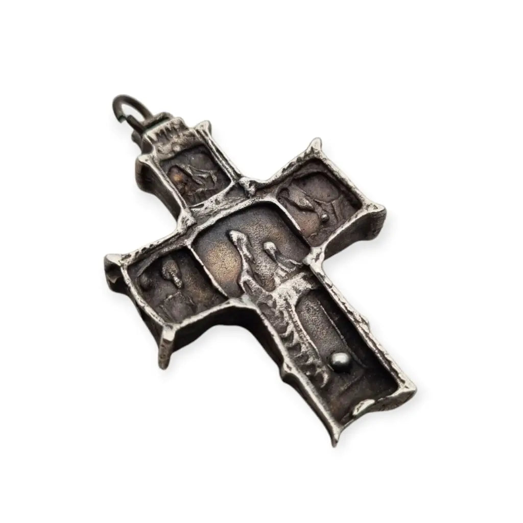 Antigua cruz de plata maciza con escenas religiosas en relieve. - LaBizarreSusu