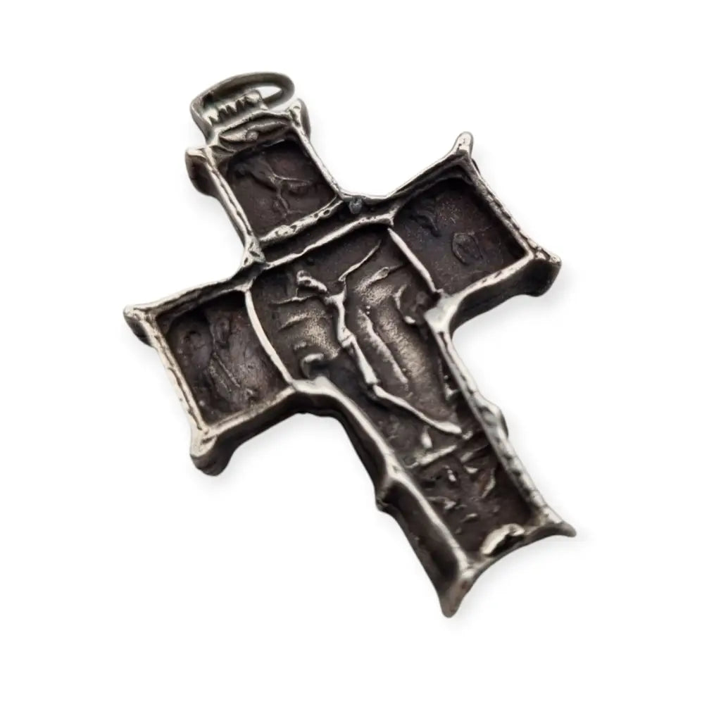 Antigua cruz de plata maciza con escenas religiosas en relieve. - LaBizarreSusu