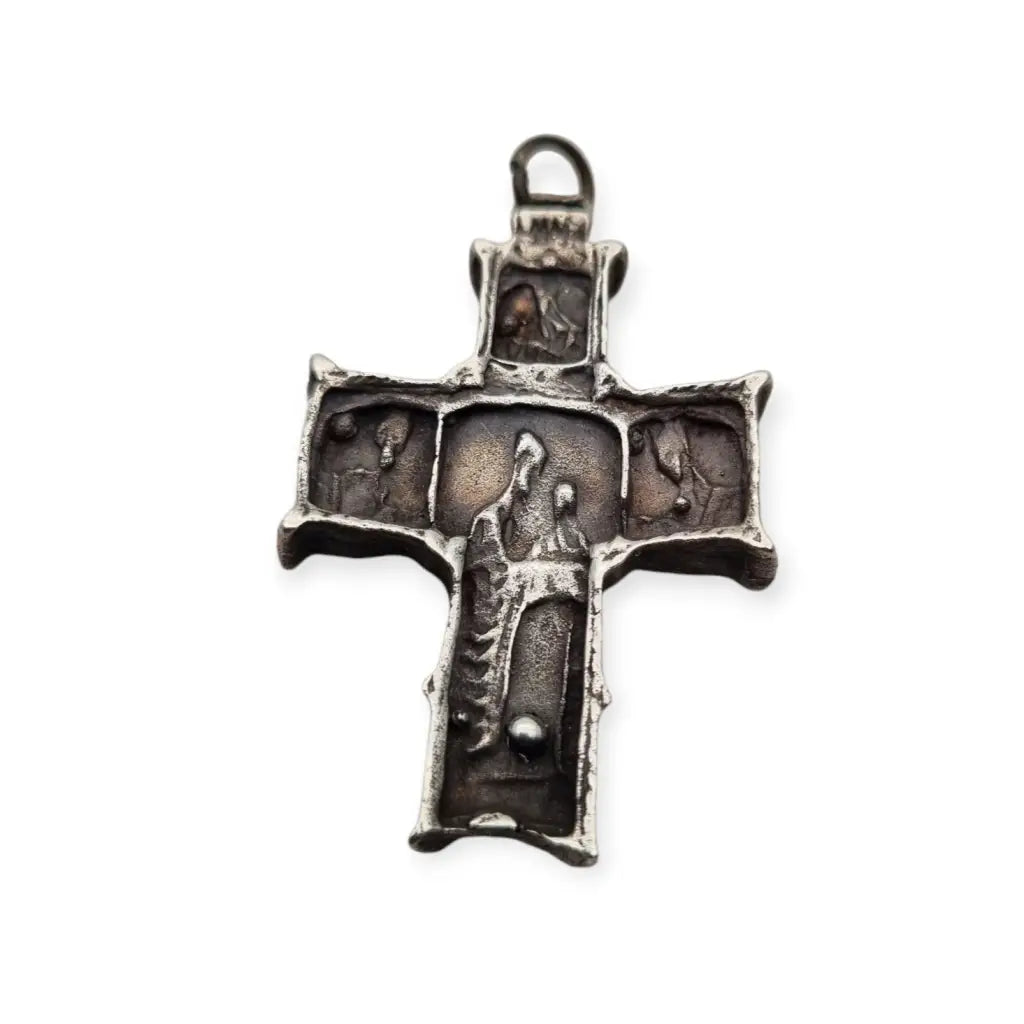 Antigua cruz de plata maciza con escenas religiosas en relieve. - LaBizarreSusu