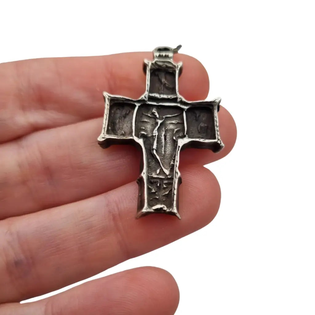 Antigua cruz de plata maciza con escenas religiosas en relieve. - LaBizarreSusu