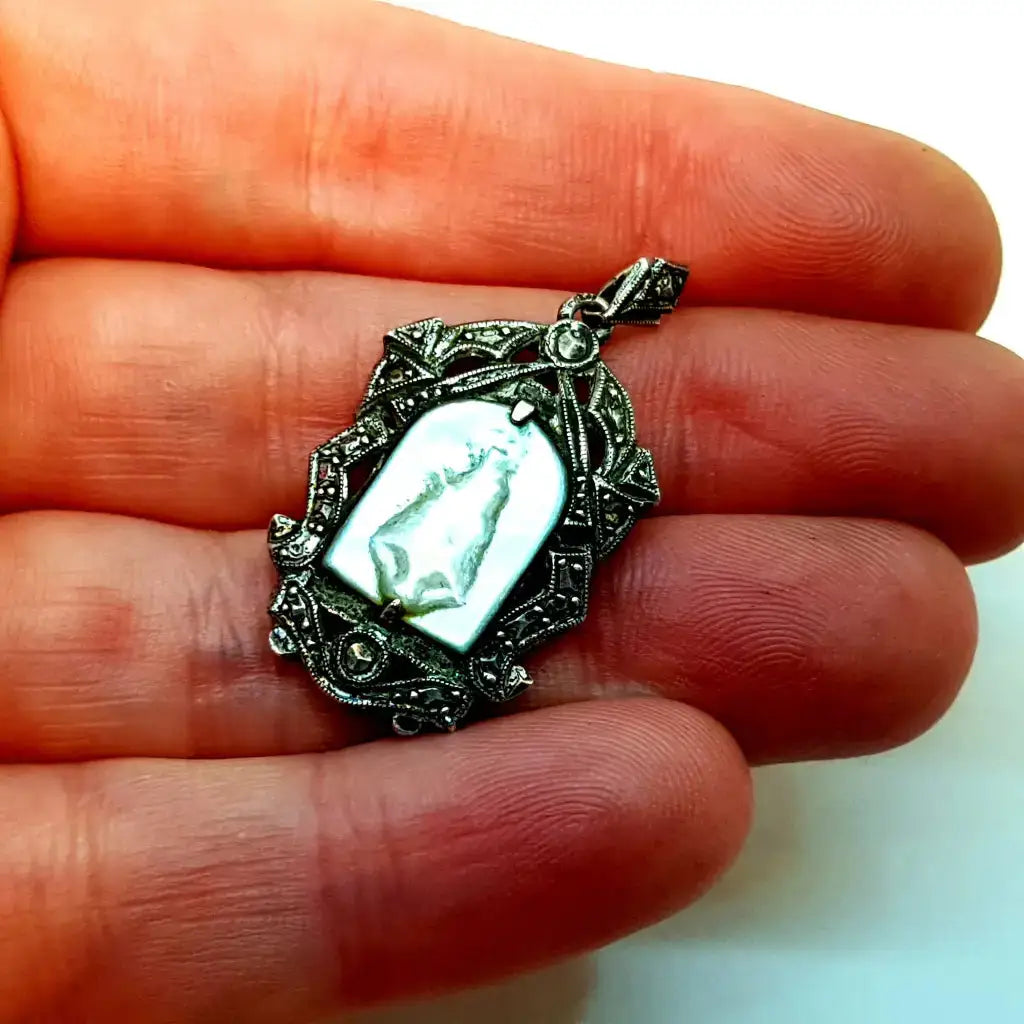 Antigua medalla religiosa art deco. Camafeo de nácar y plata.