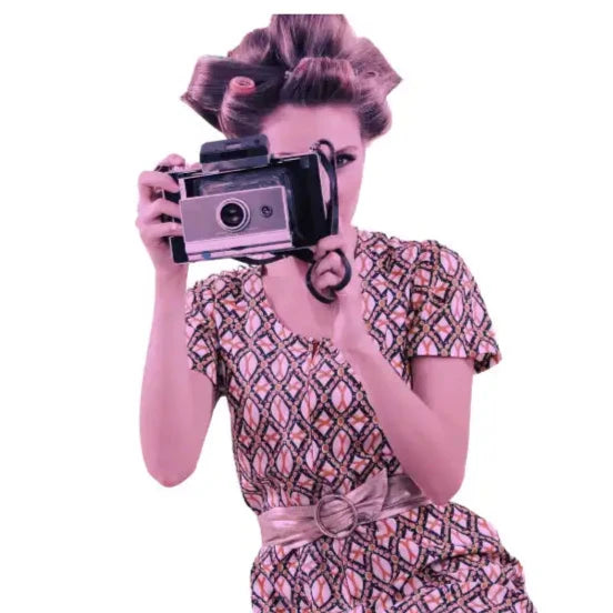 Cámara vintage siendo sostenida para tomar una fotografía.