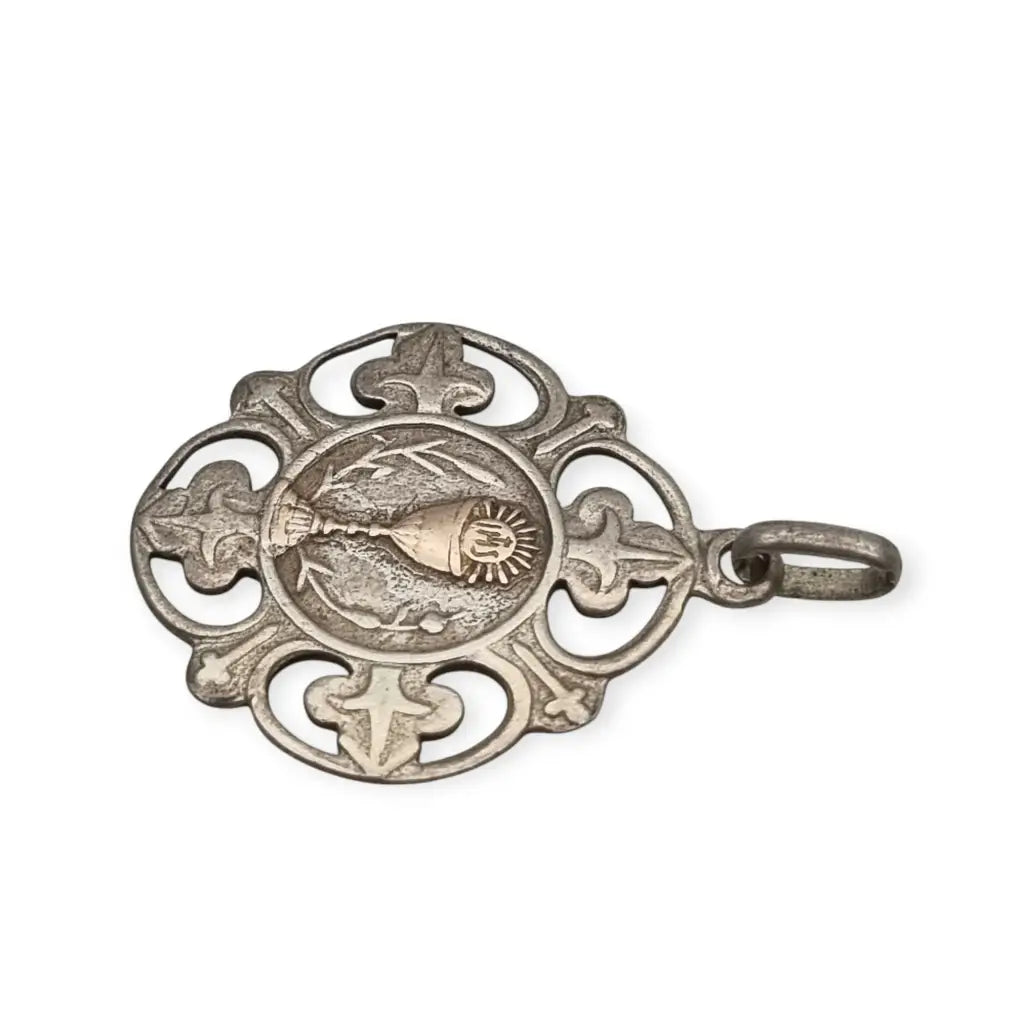 Antiguo colgante religioso en plata y dorado cáliz eucarístico circa 1900.