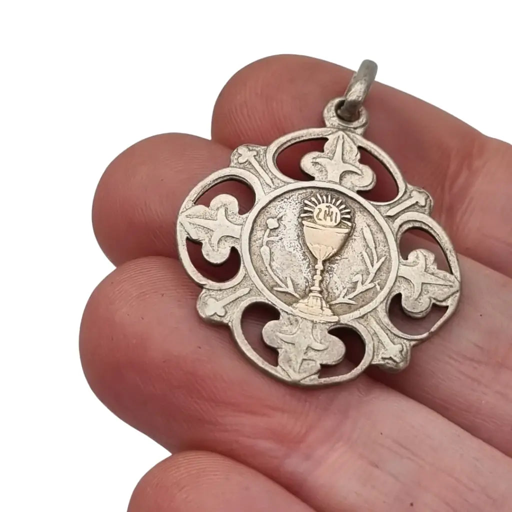 Antiguo colgante religioso en plata y dorado cáliz eucarístico circa 1900.