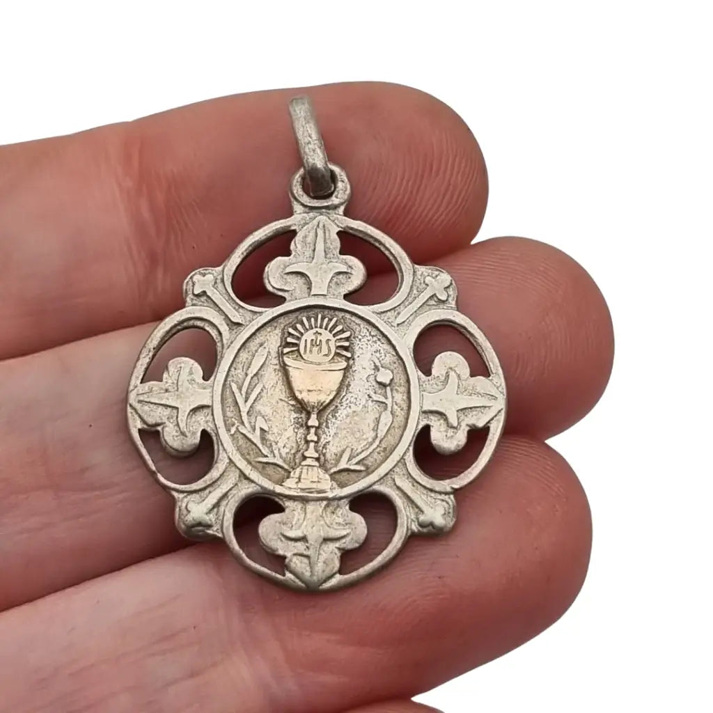 Antiguo colgante religioso en plata y dorado cáliz eucarístico circa 1900.