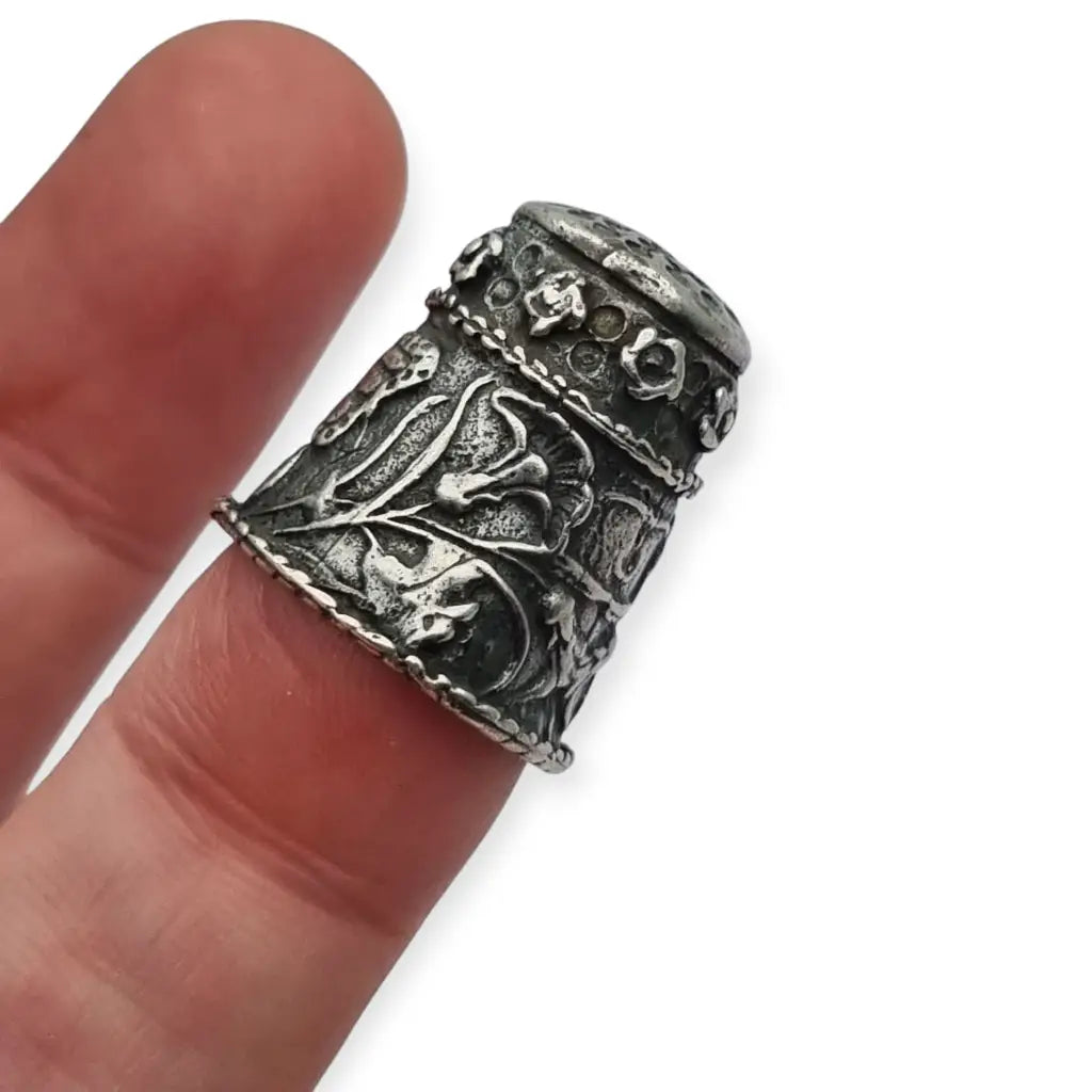Antiguo Dedal de Plata con Mariposa y Flores Siemens Coleccionismo.