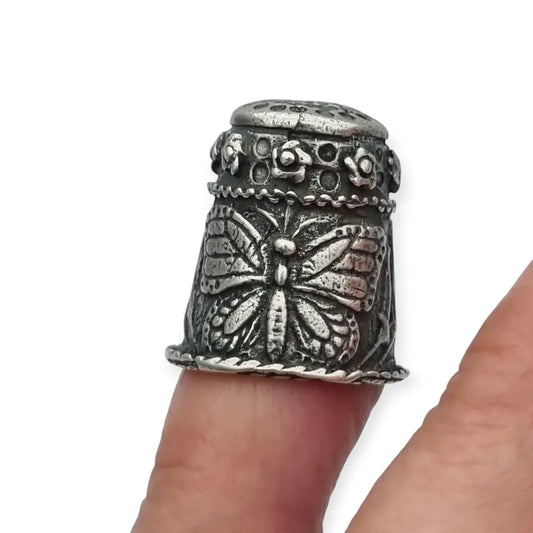 Antiguo Dedal de Plata con Mariposa y Flores Siemens Coleccionismo.