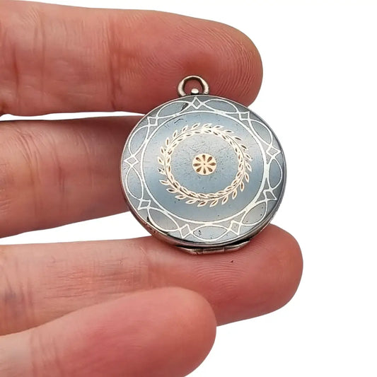 Antiguo Guardapelo redondo nielado en plata con grabado geométrico 1910–1920