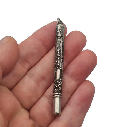 Antiguo plumín de plata grabada para chatelaine diseño floral victoriano circa