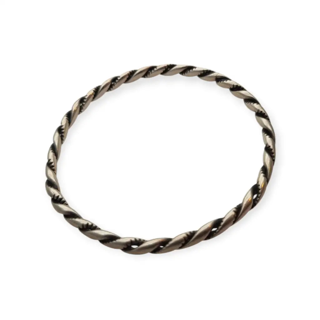 Brazalete étnico boho vintage rígido en plata maciza con diseño trenzado.