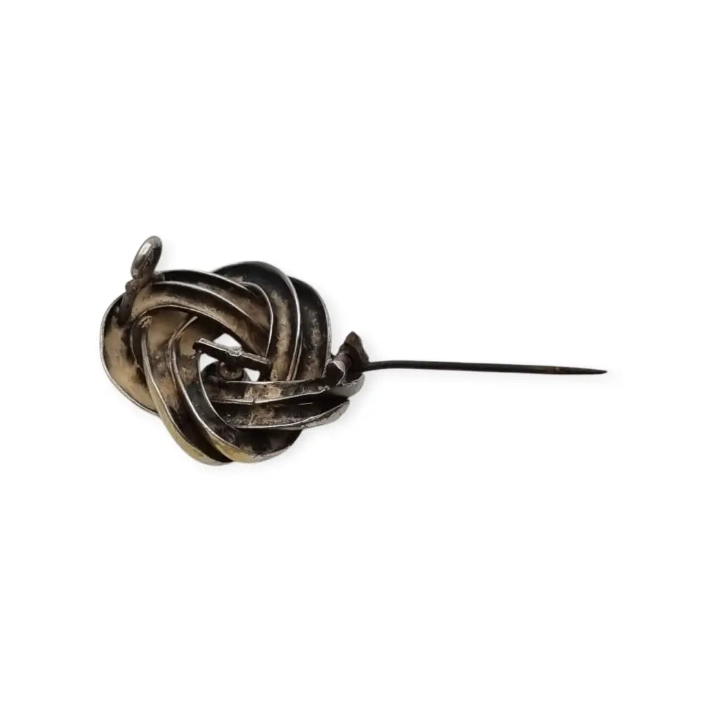 Broche antigua de nudo amor en plata años 40 con diseño simbólico
