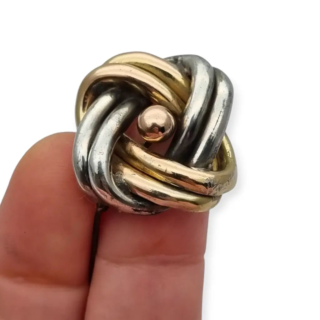 Broche antigua de nudo amor en plata años 40 con diseño simbólico