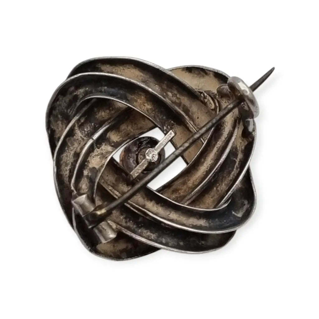 Broche antigua de nudo amor en plata años 40 con diseño simbólico