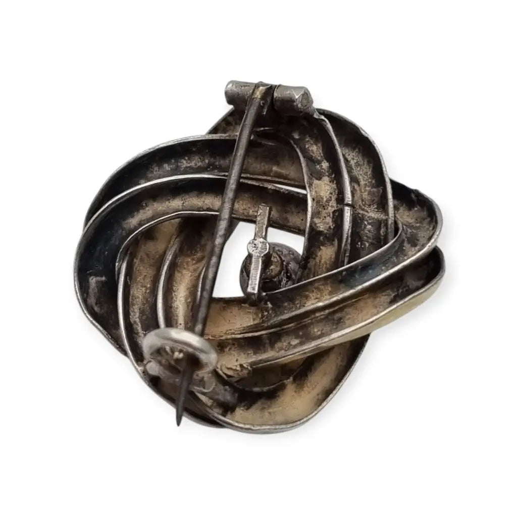 Broche antigua de nudo amor en plata años 40 con diseño simbólico