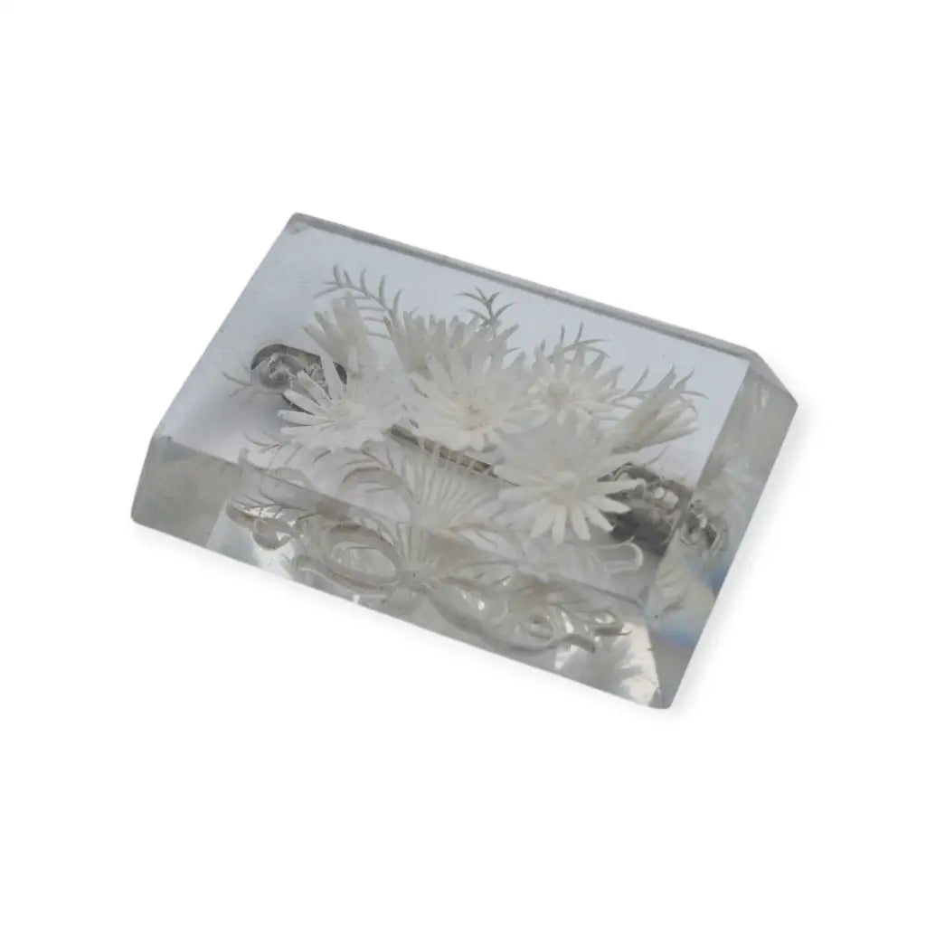 Broche antiguo de lucite transparente años 40–50 con flores talladas