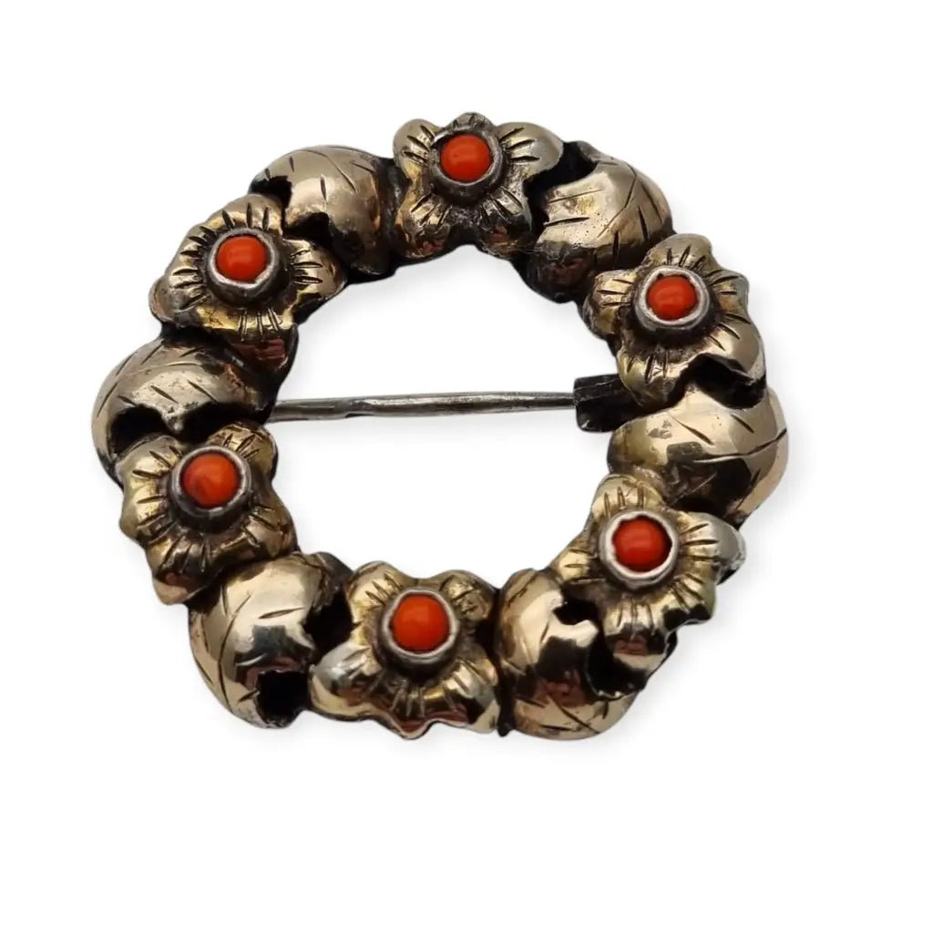 Broche Antiguo en Plata Dorada con detalles rojos Art deco tardío.