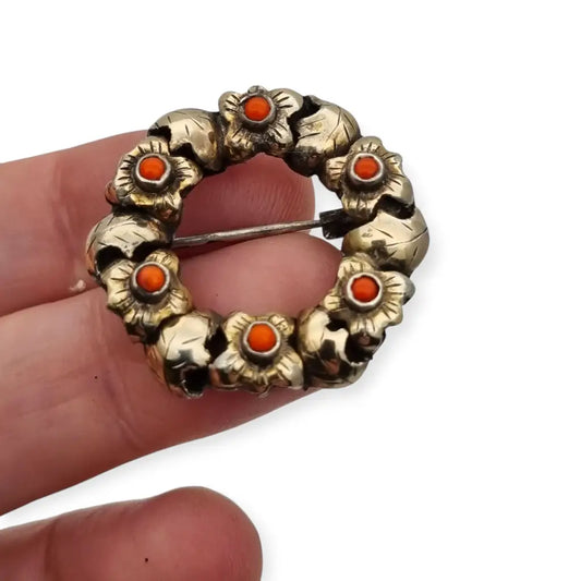 Broche Antiguo en Plata Dorada con detalles rojos Art deco tardío.