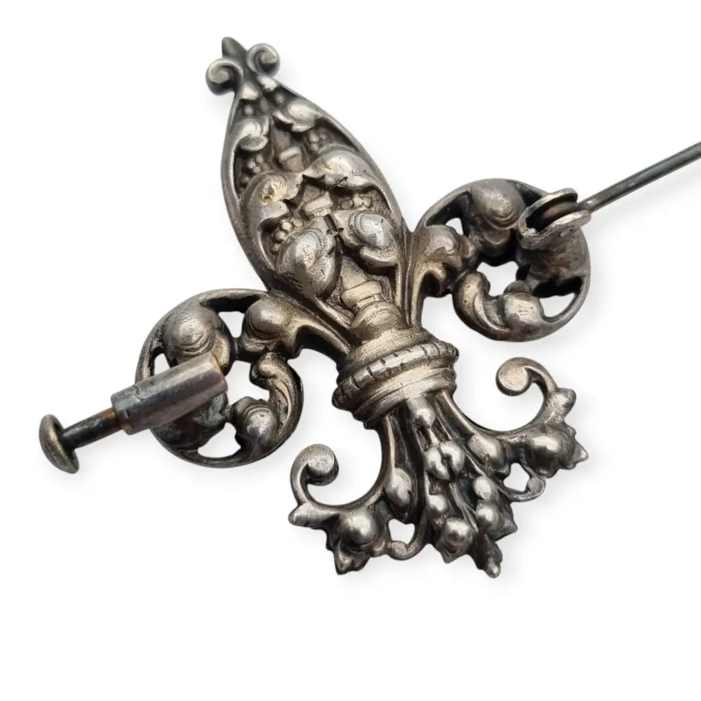 Broche antiguo de plata con flor lis estilo historicista circa 1930.