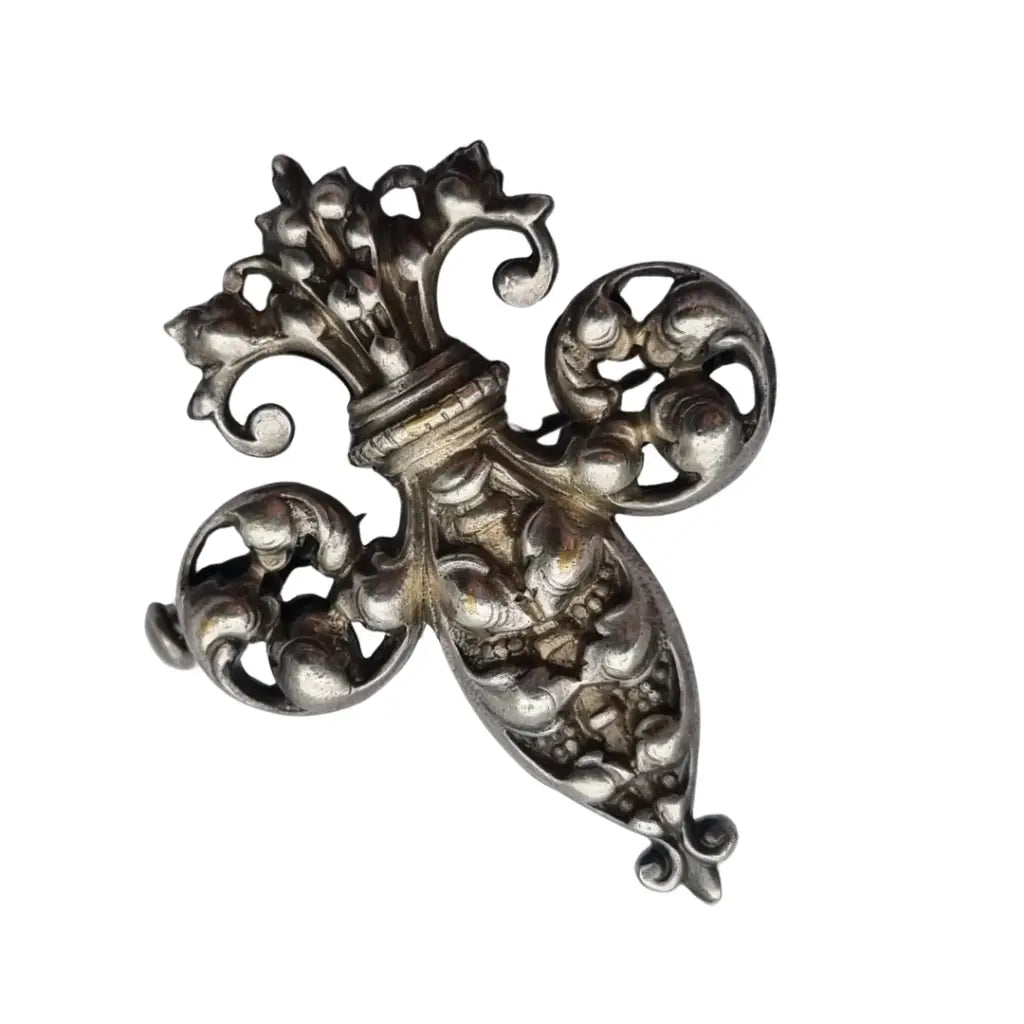 Broche antiguo de plata con flor lis estilo historicista circa 1930.