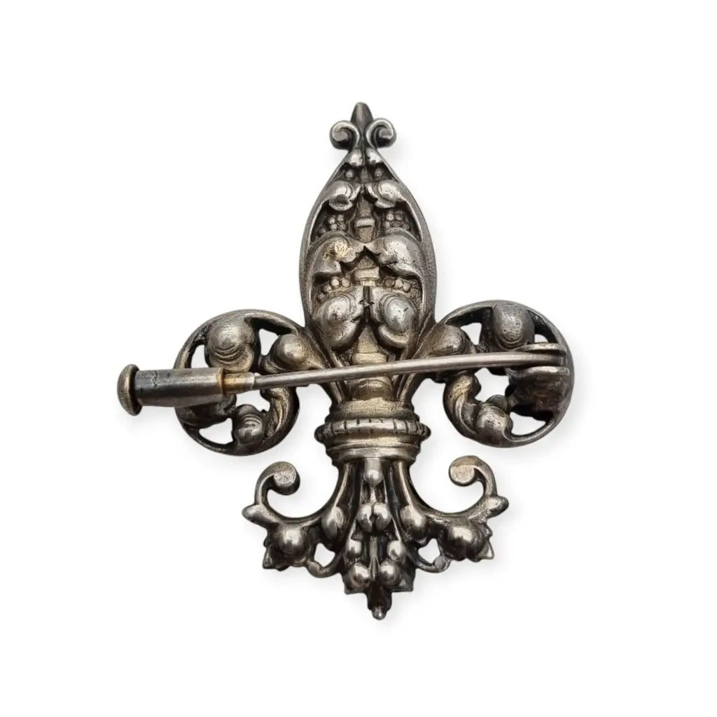 Broche antiguo de plata con flor lis estilo historicista circa 1930.