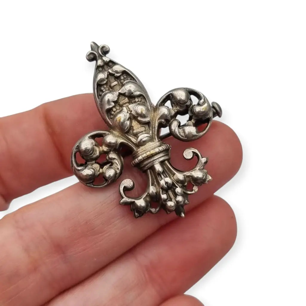 Broche antiguo de plata con flor lis estilo historicista circa 1930.