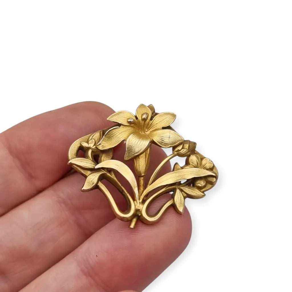Broche Art Nouveau años 1910‑20 en metal dorado motivo floral. LaBizarreSusu