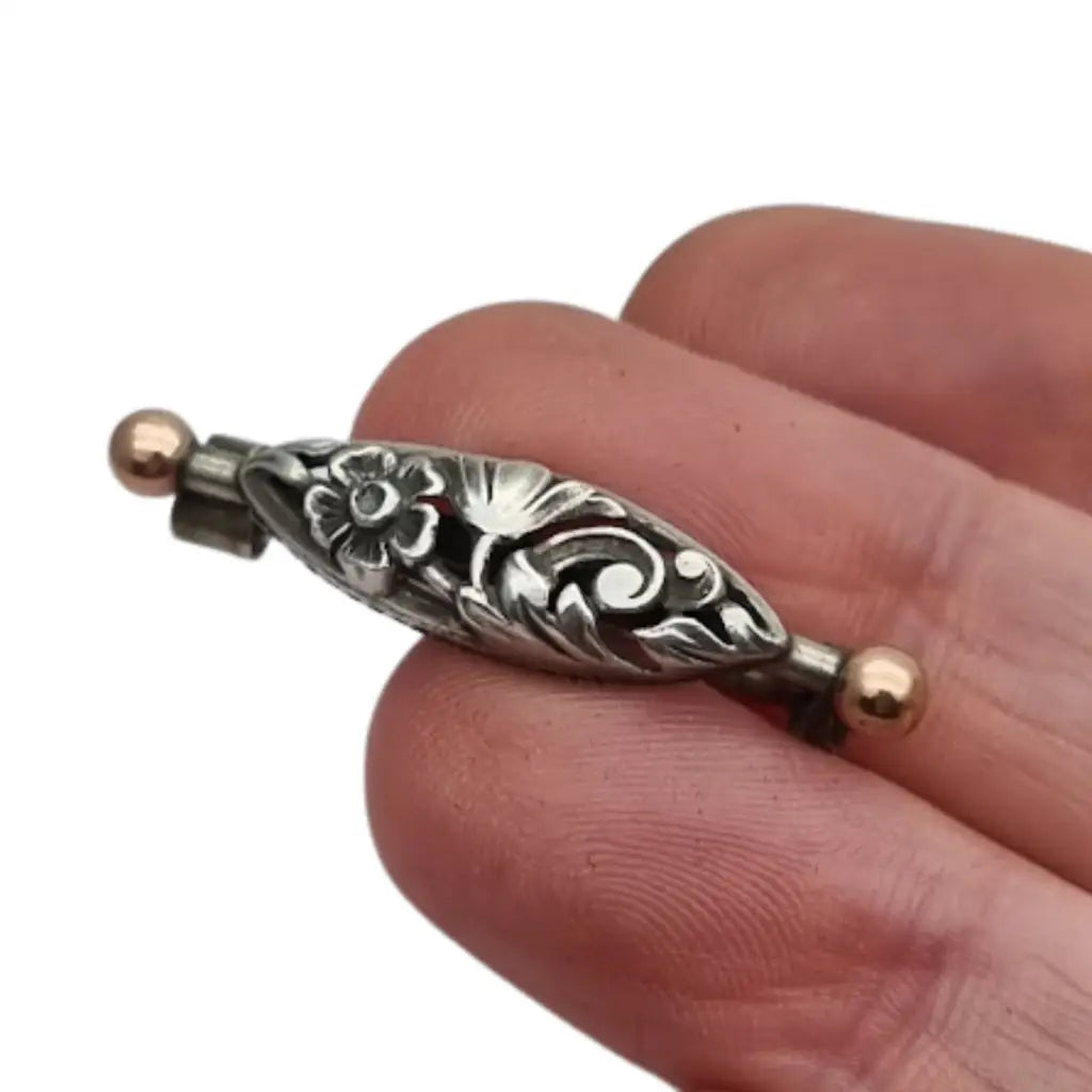Broche Art Nouveau floral en plata calada con detalles dorado circa 1900.