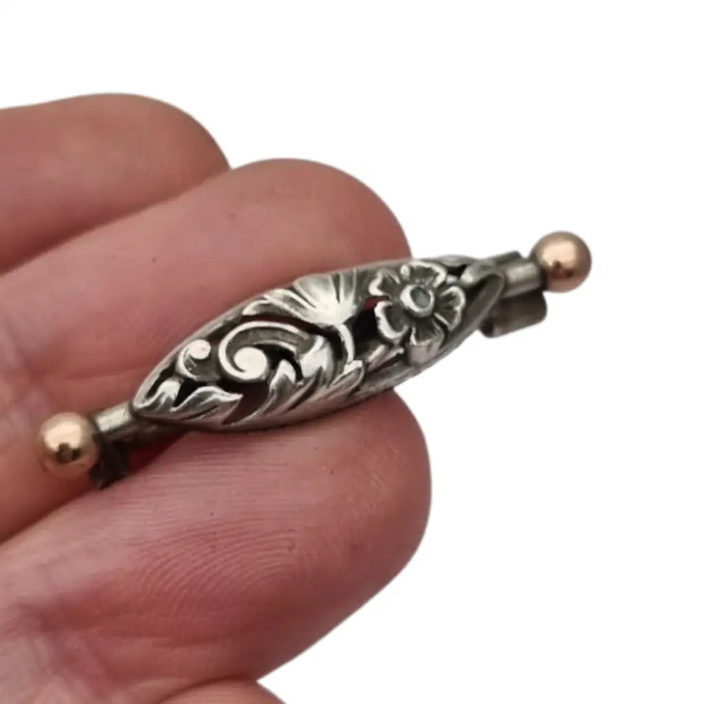 Broche Art Nouveau floral en plata calada con detalles dorado circa 1900.
