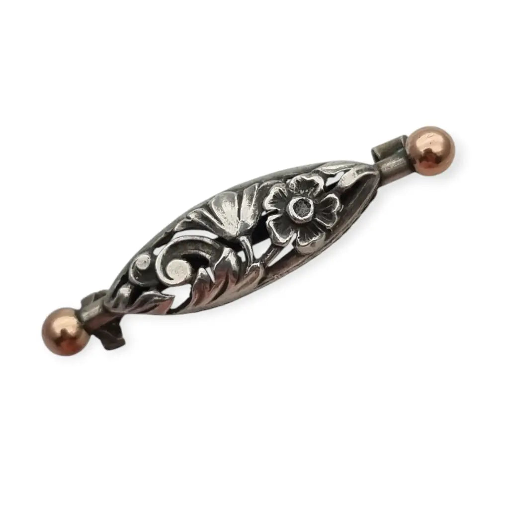 Broche Art Nouveau floral en plata calada con detalles dorado circa 1900.