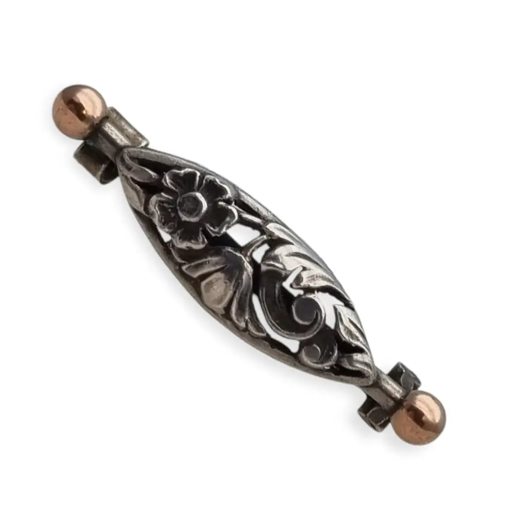 Broche Art Nouveau floral en plata calada con detalles dorado circa 1900.