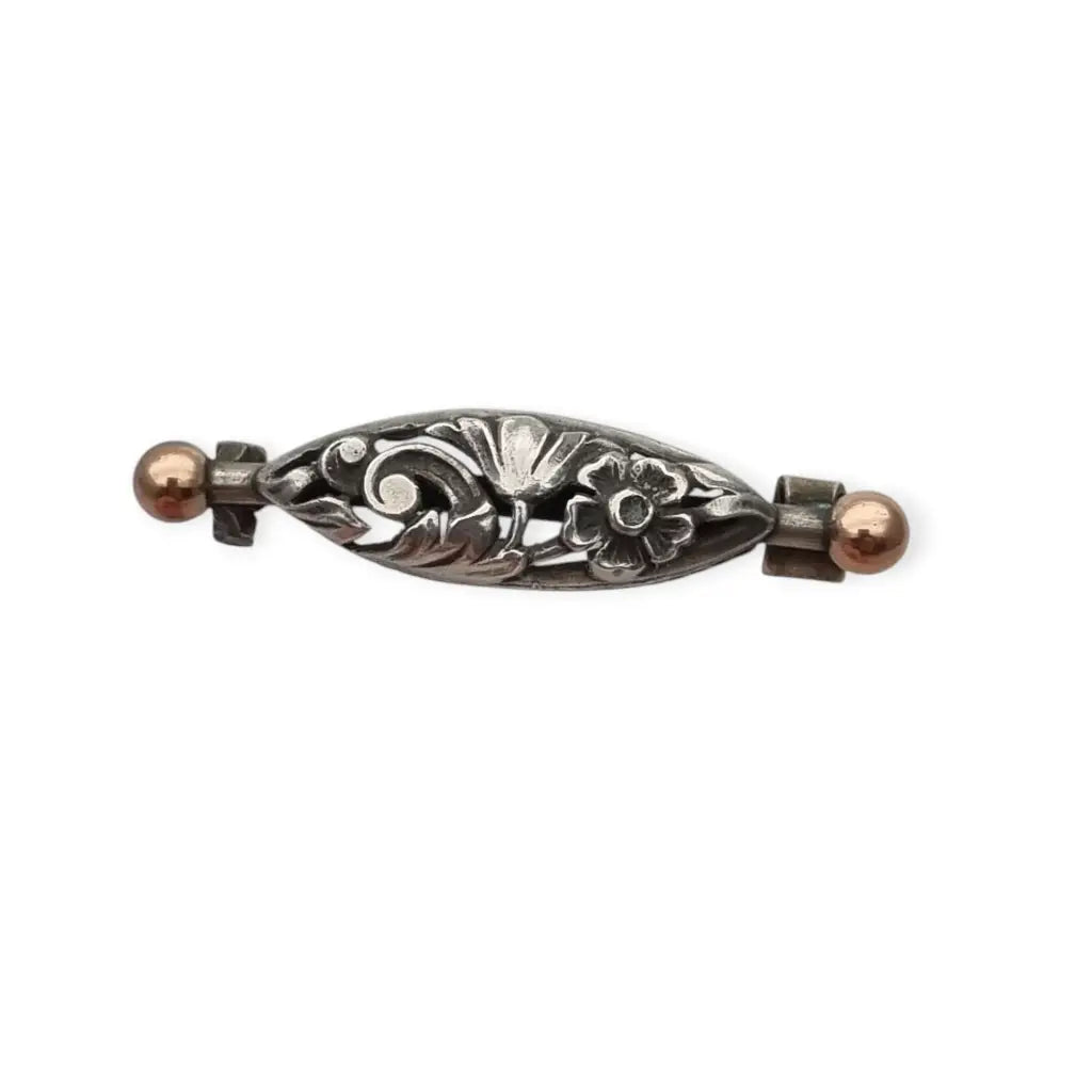 Broche Art Nouveau floral en plata calada con detalles dorado circa 1900.
