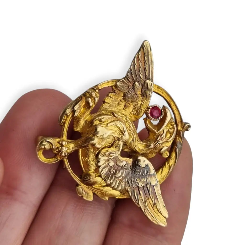 Broche Art Nouveau de grifo mitológico o dragón ORIA Oro relleno y rubí