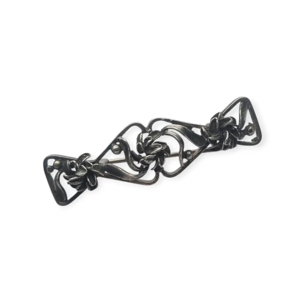 Broche Art Nouveau en plata con lirios relieve estilo floral modernista