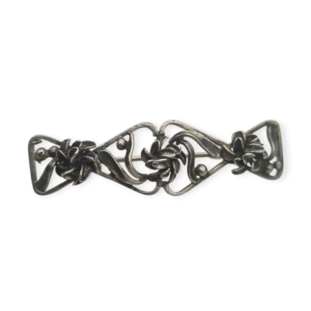 Broche Art Nouveau en plata con lirios relieve estilo floral modernista