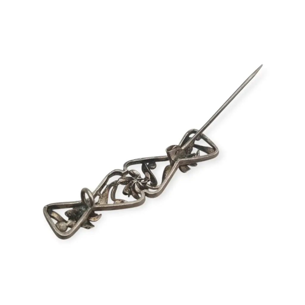 Broche Art Nouveau en plata con lirios relieve estilo floral modernista