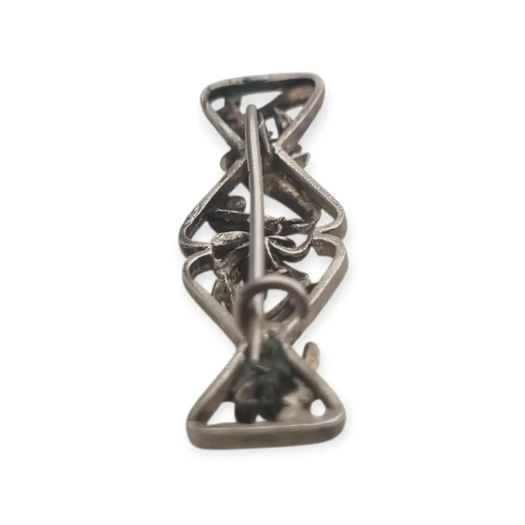 Broche Art Nouveau en plata con lirios relieve estilo floral modernista