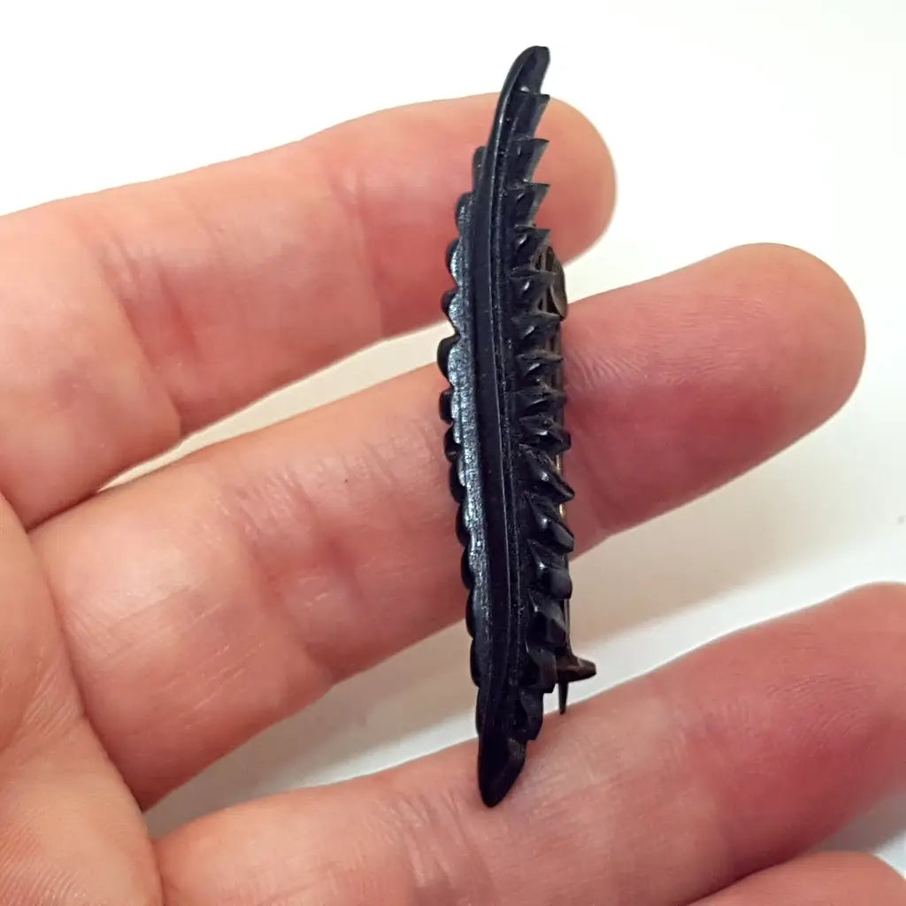 Broche de baquelita negra vintage tallas hojas para la solapa o el sombrero.