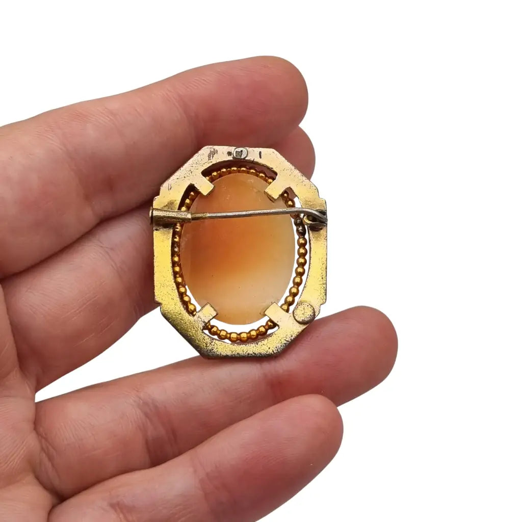 Broche camafeo vintage con perfil femenino en relieve marco geométrico Art Déco