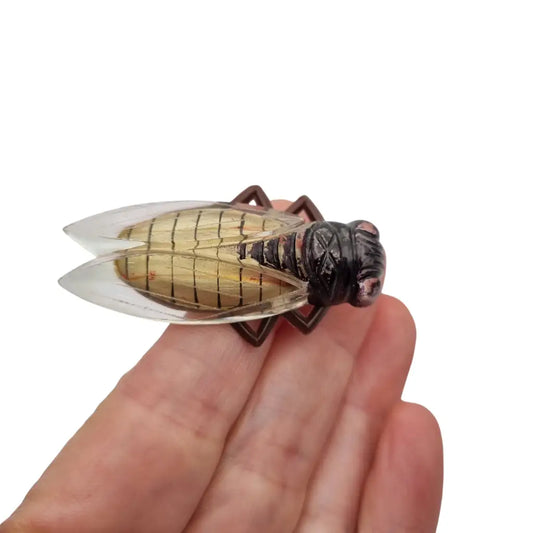 Broche cigarra vintage francesa años 40-50 de lucite en tonos marrones.