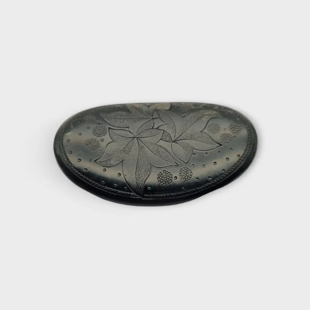 Broche de ebonita con motivos florales grabados Joyería luto victoriana