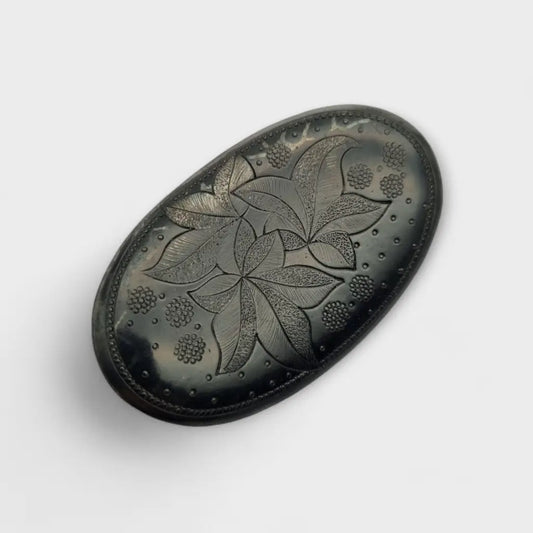 Broche de ebonita con motivos florales grabados - Joyería luto victoriana