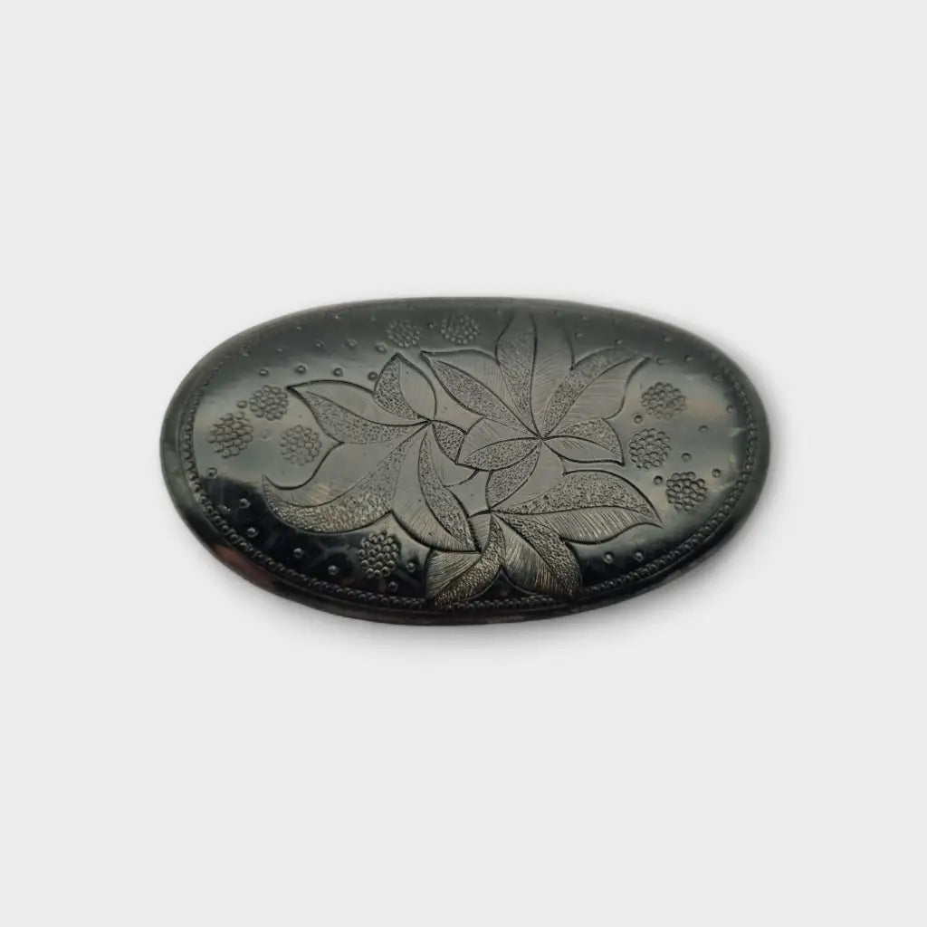 Broche de ebonita con motivos florales grabados Joyería luto victoriana