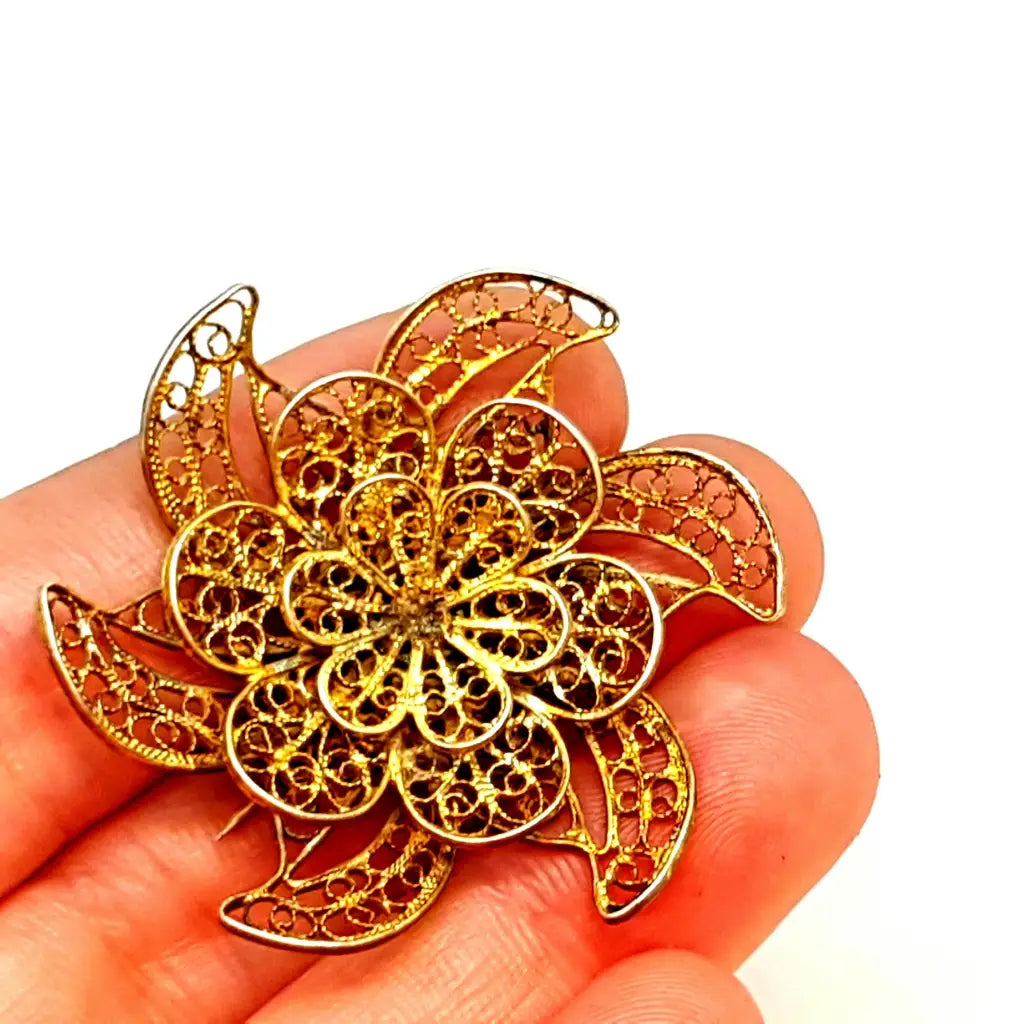 Broche de filigrana plata broche dorada. Plata. Motivo floral.