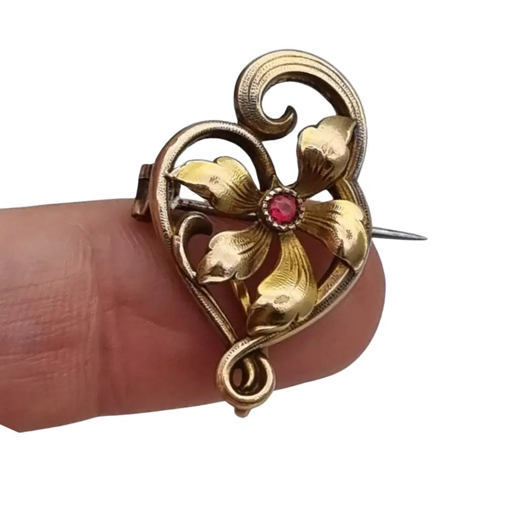 Broche FIX Art Nouveau con Flor en Forma de Corazón y Rubí Simulado Francia