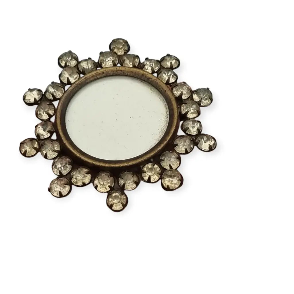 Broche guardapelo victoriano redondo vintage con pedrería blanca 1910.