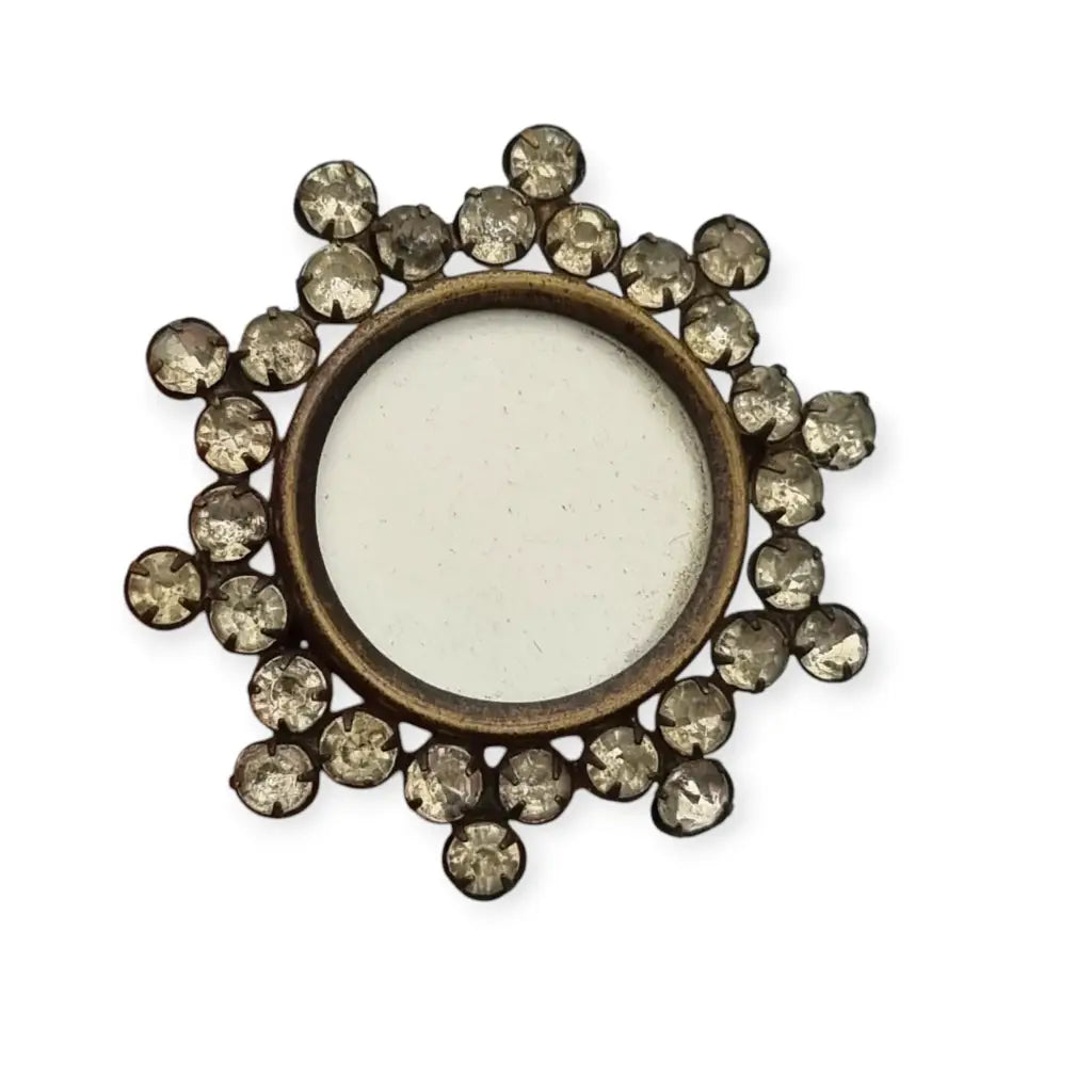 Broche guardapelo victoriano redondo vintage con pedrería blanca 1910.